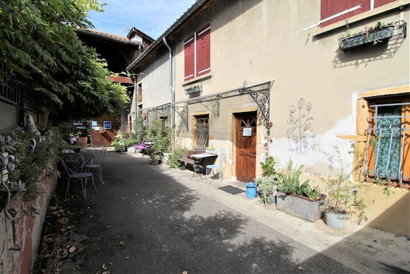 Meublé de vacances City Break "La Roue Avant" à Vaulx en Velin Village (Rhône-Grand Lyon) : la maison comportant les deux meublés.