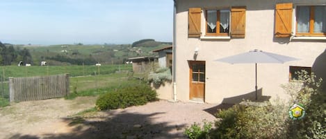 Gîte à la Ferme "Au Col du Pin Bouchain" - Les Sauvages (Rhône - Monts du Beaujolais).