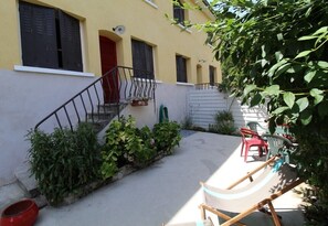 Gite 'La Vautière' à Saint-Symphorien-D'Ozon (Rhône, Sud de Lyon) : terrasse.