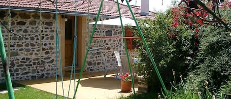 Gîte de Montmenot à Ancy (Rhône - Monts du Beaujolais): le portique