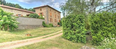 Gîte / Maison de Vacances 'La Glycine' à Meaux la Montagne en Haut Beaujolais dans le Rhône - Proximité du Lac des Sapins : l'accès au Gîte.