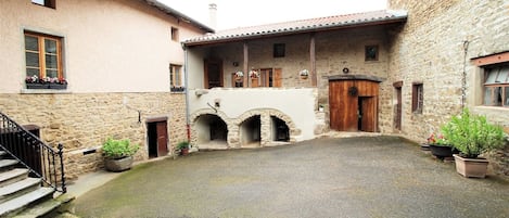 Gîte "Le Dolmen" à Vaugneray (St Laurent de Vaux)dans le Lyonnais - Rhône.