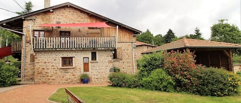 Gîte " la Granfont " Poule les Echarmeaux en Haut Beaujolais dans le Rhône.