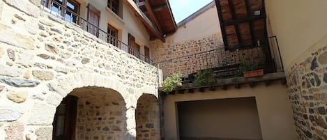 "Gîte Les Bourrons" à VAUXRENARD dans le Beaujolais (Rhône) : la maison et les terrasses.