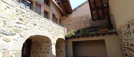 "GĂźte Les Bourrons" Ă VAUXRENARD dans le Beaujolais (RhĂŽne) : la maison et les terrasses.