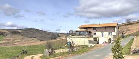 GĂźte 'La Villa Joanny' Ă Fleurie dans le Beaujolais - RhĂŽne : gĂźte au coeur des vignobles.