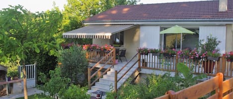 Gîte "Le Gelas" à Saint-Pierre-de-Chandieu (Rhône, Sud-Est de Lyon) : le jardin en été.