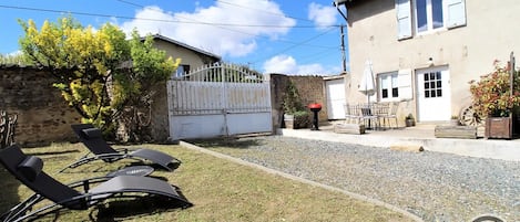 Gîte "La Morcille" à Villié-Morgon (Rhône - Beaujolais) : les extérieurs du gîte.