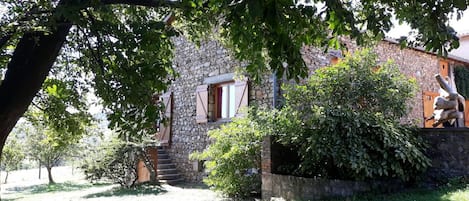 Ecogîte 'Chez Odile et Georges' à Condrieu (Rhône - Pilat) : entrée... Calme et fraicheur à la campagne !