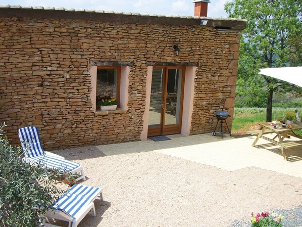 Gîte "La Cadole" à CHARNAY dans le Beaujolais - Rhône : l'entrée du gîte.