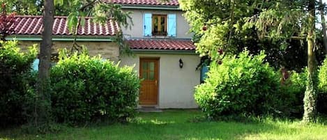 "L'Arbre Gîte" à Messimy dans les Coteaux du Lyonnais (Rhône) : la maison et le jardin.