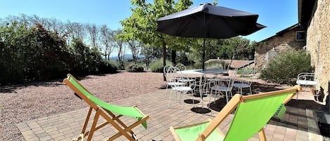 Gîte 'Le Carcan' à Fleurie (Rhône, Beaujolais, sud de Mâcon) : la terrasse.