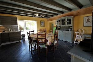 Gßte 'Le Carcan' à Fleurie (RhÎne, Beaujolais, sud de Mùcon) : le séjour avec poutres apparentes.
