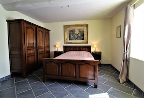 Gßte 'Le Carcan' à Fleurie (RhÎne, Beaujolais, sud de Mùcon) : la chambre double au rez-de-chaussée.