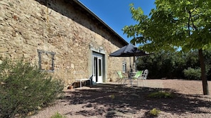 Gßte 'Le Carcan' à Fleurie (RhÎne, Beaujolais, sud de Mùcon) : façade et terrasse cÎté vignes.