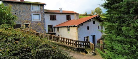 "Gîte de Montruan" à Saint-Christophe-la-Montagne - Deux Grosnes (proximité Saône et Loire) en Haut Beaujolais dans le Rhône.