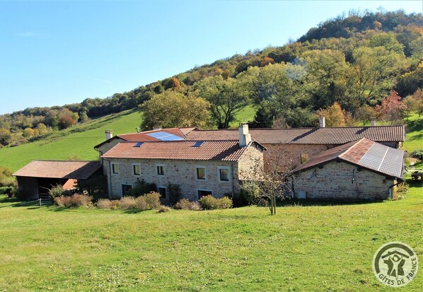 Domaine de la Glande - gîte "Les Amonites" à LIMONEST - Grand Lyon - Rhône : la propriété située en pleine nature.