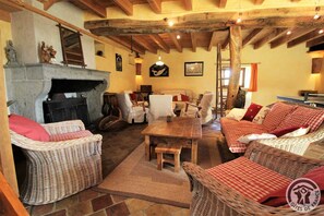 Gîte "Le Havre des Gonons" à Cenves - Haut Beaujolais - Rhône : salon avec cheminée - rez-de-chaussée.