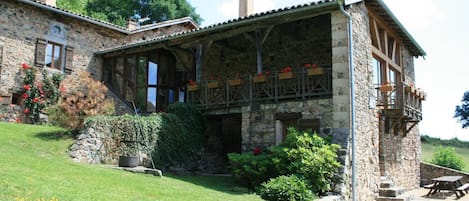 Gîte "Le Havre des Gonons" à Cenves - Haut Beaujolais - Rhône : la maison.