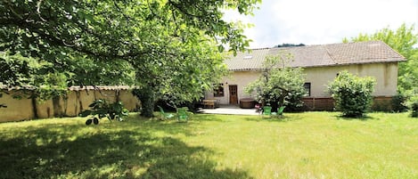Gîte 'Le Petit Colombier' à Chambost-Longessaigne (Rhône, Ouest de Lyon - Sud de Tarare) : le gîte côté jardin.