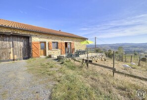 Gîte/Maison de Vacances des Ormes à POMEYS, dans le Lyonnais - Rhône : la maison une ancienne ferme rénovée.