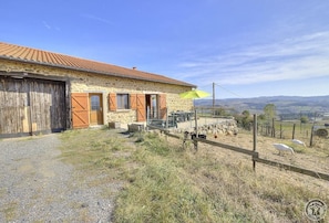 Gîte/Maison de Vacances des Ormes à POMEYS, dans le Lyonnais - Rhône : la maison une ancienne ferme rénovée.