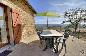 Gîte/Maison de Vacances des Ormes à POMEYS, dans le Lyonnais - Rhône : la terrasse et la vue.
