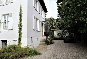 Meublé City Break "La Petite Maison" à Tassin la Demi Lune (Rhône - Grand Lyon) : la propriété avec la maison de la propriétaire et la petite maison.