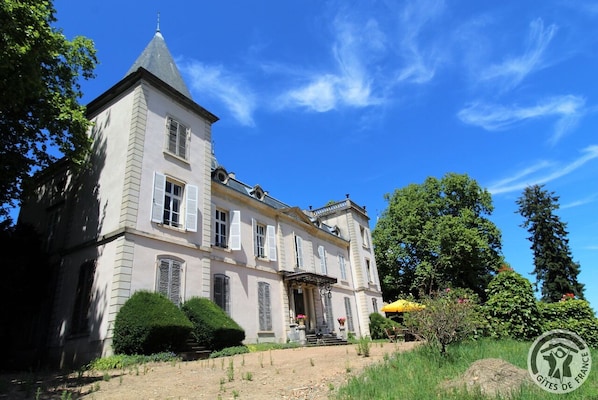 Gîte "Château d'Emeringes " à Emeringes dans le Beaujolais - Rhône.