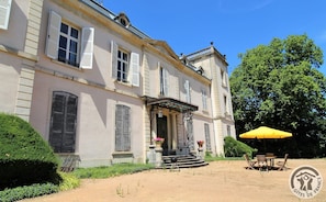 Gîte "Château d'Emeringes " à Emeringes dans le Beaujolais - Rhône : le Château côté parc.