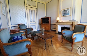 Gîte "Château d'Emeringes " à Emeringes dans le Beaujolais - Rhône : le salon avec TV.