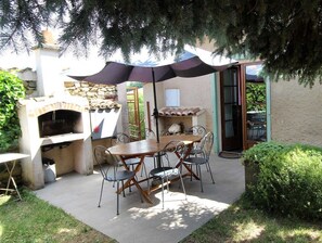 Gîte "La Colline Fleurie" à Rontalon, dans le Lyonnais - Rhône : terrasse et accès au gîte.