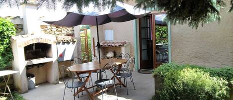 Gîte "La Colline Fleurie" à Rontalon, dans le Lyonnais - Rhône : terrasse et accès au gîte.