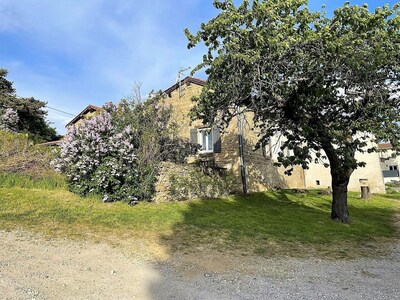 Gîte "Le Soly" à Thurins (Rhône - Ouest Lyonnais) : la maison dans son ensemble, parking au niveau des 2 arbres.