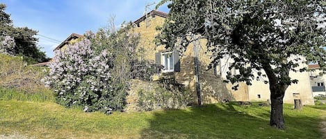 Gîte "Le Soly" à Thurins (Rhône - Ouest Lyonnais) : la maison dans son ensemble, parking au niveau des 2 arbres.