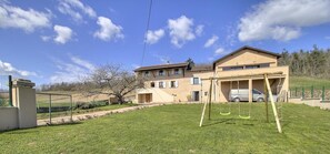 Gîte "Cercillon" - 8 personnes à Fleurie dans le Beaujolais - Rhône : la maison comportant le Gîte et logement des propriétaires.