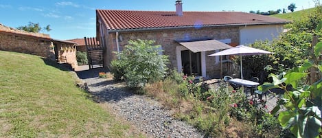 Gîte de l'Enclos - 5 personnes à Pomeys, dans le Lyonnais - Rhône.