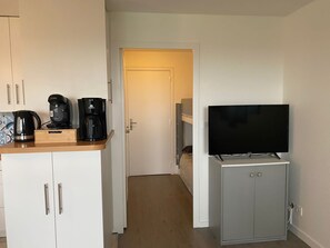 cuisine avec porte de séparation avec l'entrée ouverte