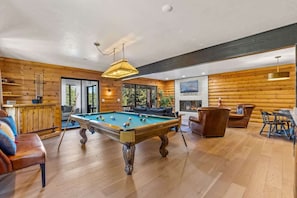 Second Livingroom with Pool table!
