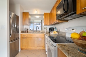 Hale Ono Loa 120 kitchen1