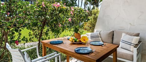 Outdoor dining on your lanai