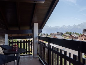 Gebäude, Himmel, Veranda, Holz, Wolke, Zaun, Interior Design, Tabelle, Haus, Stuhl