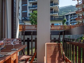 Property, Building, Table, Tableware, Wood, Window, Urban Design, Line, Neighbourhood, Residential Area