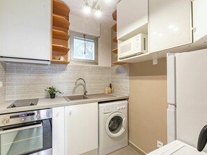 Cabinetry, Eigentum, Sinken, Wäschekammer, Zapfhahn, Spüle, Countertop, Gebäude, Herd, Küche