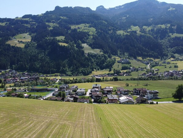 Möbel, Tabelle, Fenster, Eigentum, Stuhl, Gebäude, Tisch Im Freien, Gartenmöbel, Gras, Pflanze