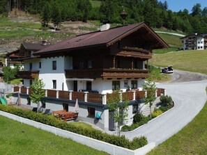 Möbel, Tabelle, Fenster, Eigentum, Stuhl, Gebäude, Tisch Im Freien, Gartenmöbel, Gras, Pflanze