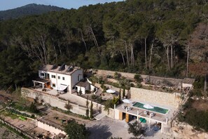 Finca con granja y paneles solares