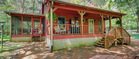 Fayetteville Vacation Rental | 1BR | 1BA | 1 Step Required | 800 Sq Ft