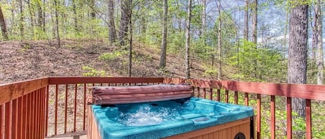 Foxes Den's bubbling hot tub