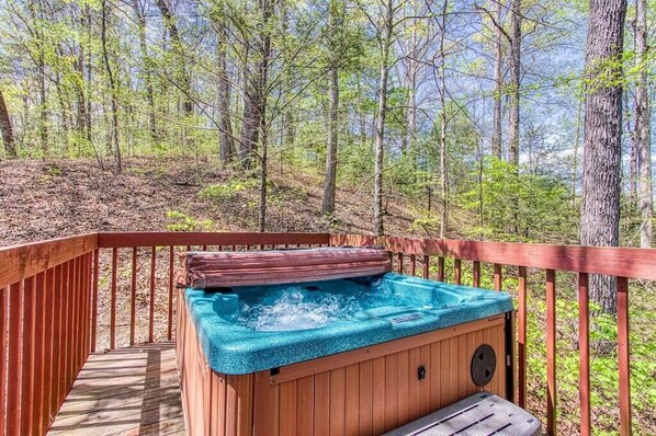 Foxes Den's bubbling hot tub